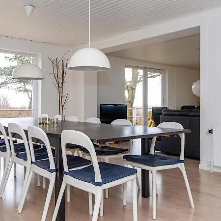 10 Person In R M By Traum *