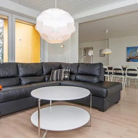 10 Person In R M By Traum